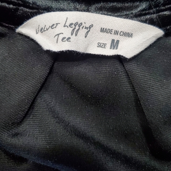 Y2K 90's Crush Velvet Goth Women's Tee Medium Tunic Spring & Mercer Black V-Neck - Picture 4 of 4